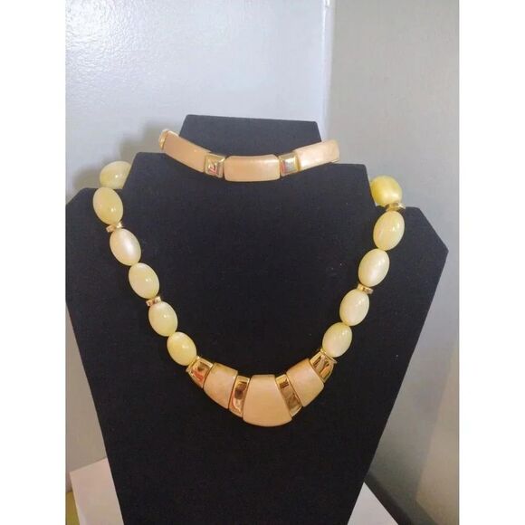 NAPIER Pearl Blossoms Resin Pendant Necklace Moon Glow Beads Gold Tone VTG Set - Picture 1 of 6